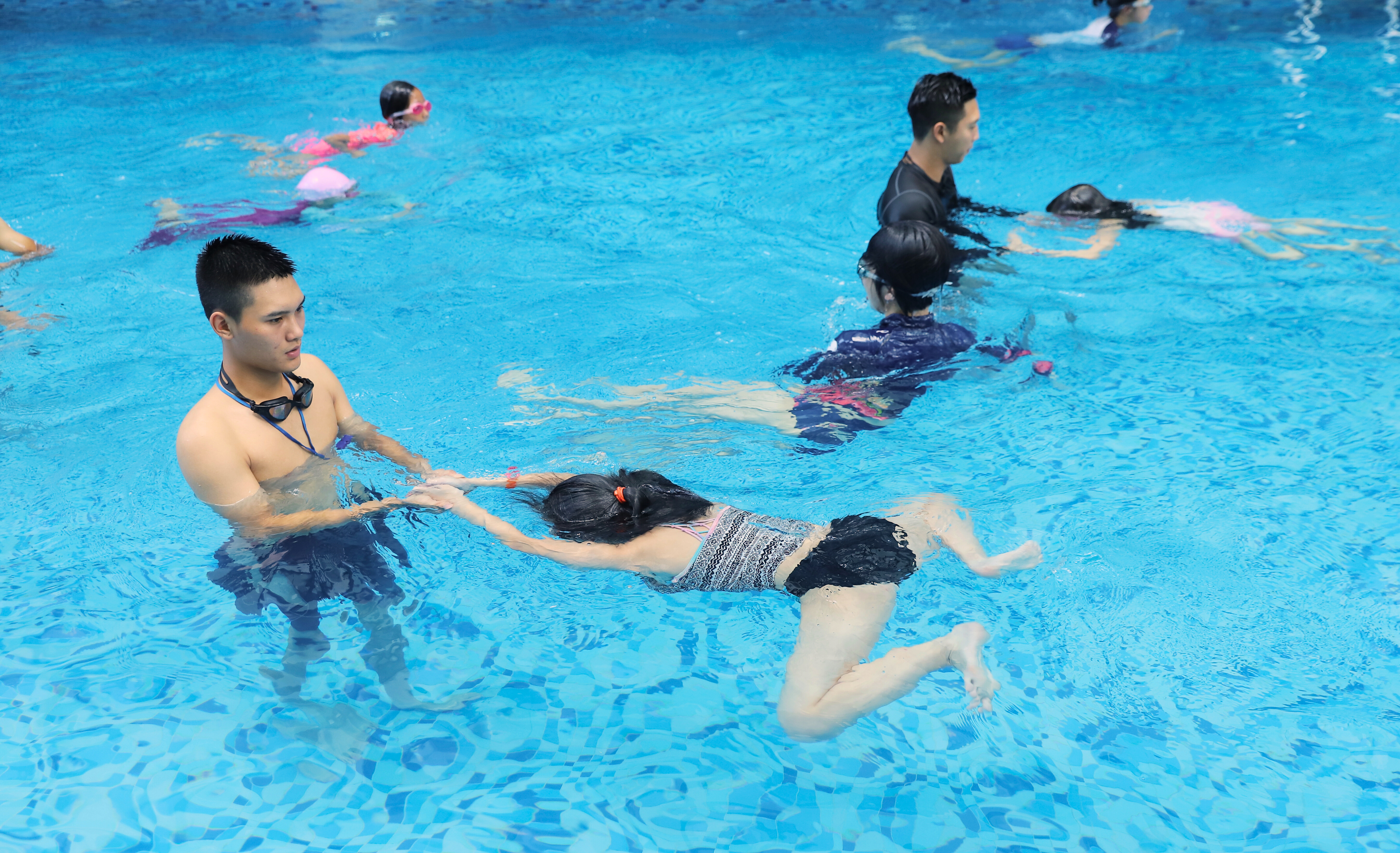 Học viên được hướng dẫn kỹ thuật bơi